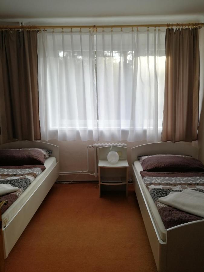 Hotel Astra Tuchlovice ภายนอก รูปภาพ