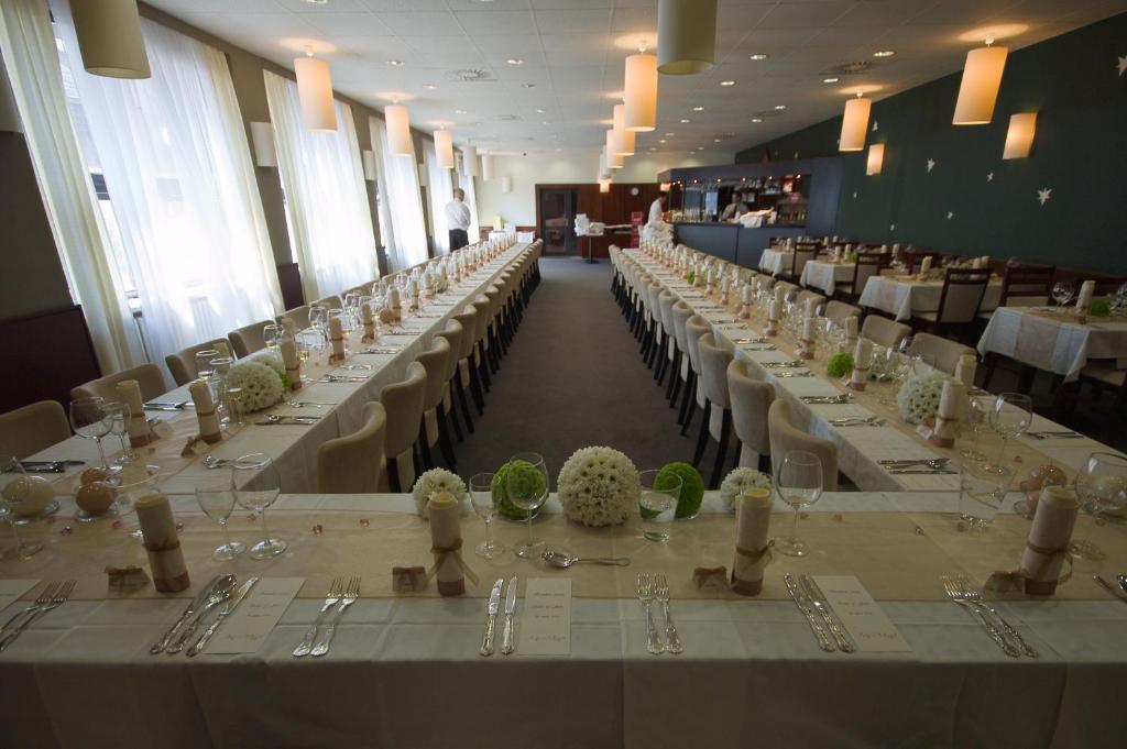 Hotel Astra Tuchlovice ภายนอก รูปภาพ