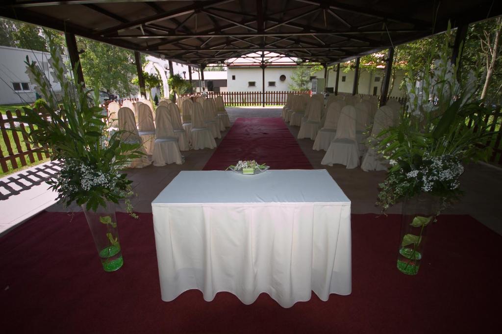 Hotel Astra Tuchlovice ภายนอก รูปภาพ